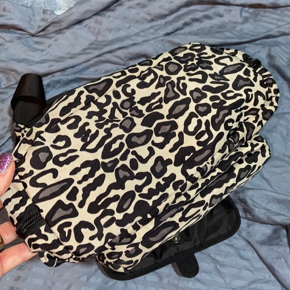 EUC Travelon Anti-Theft Crossbody Bag in Leopard print - Picture 13 of 15